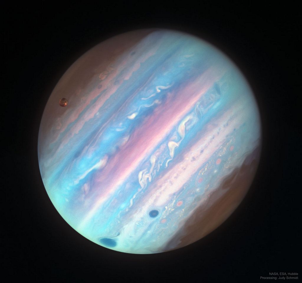 Jupiter en ultra-violet par Hubble