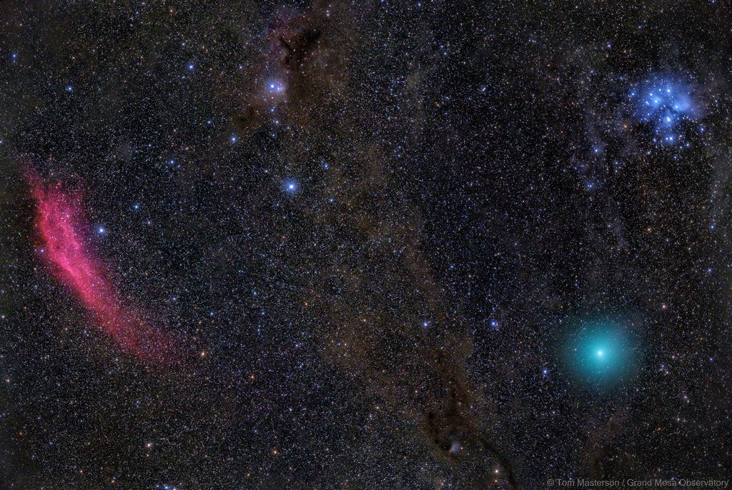 Nebuleuse rouge, comete verte, etoile bleue