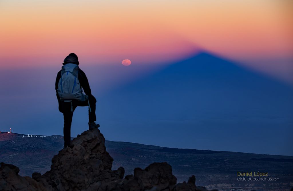 Leve de Lune et ombre de montagne
