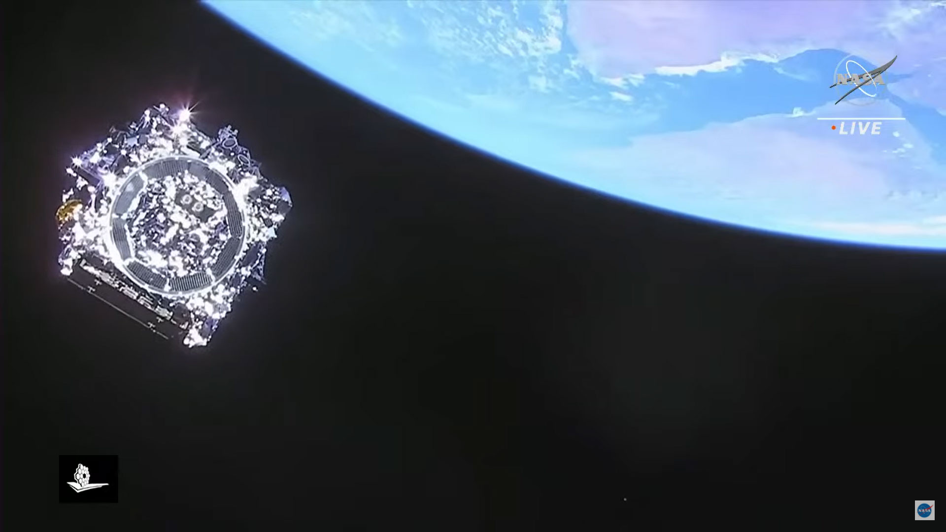 Télescope spatial James Webb au-dessus de la Terre